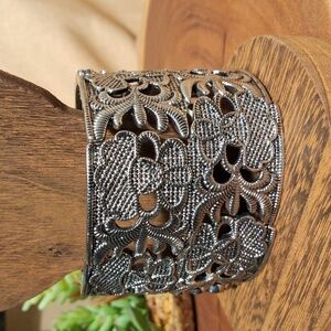 Elegant Silver Floral Cuff Stretch Bracelet